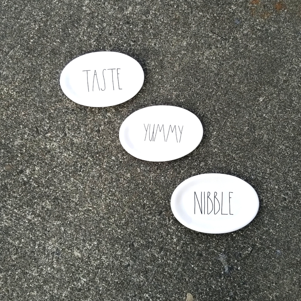 💙Rae Dunn Plate Set💙